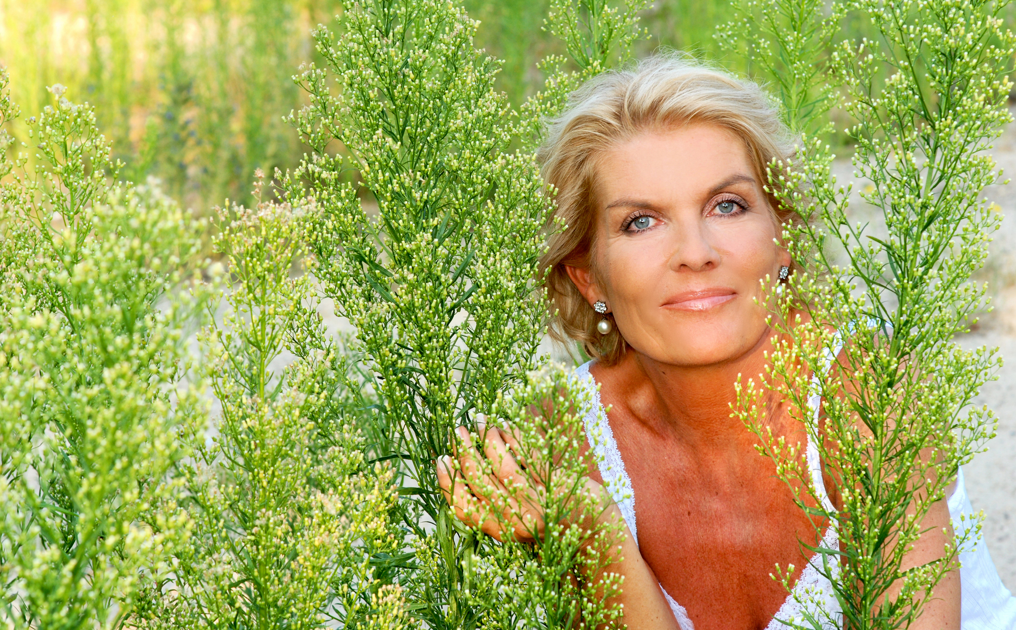 Hier sehen Sie eine Frau mit Pflanzen. - Business Branding - Business Portraits Fotografie Berlin